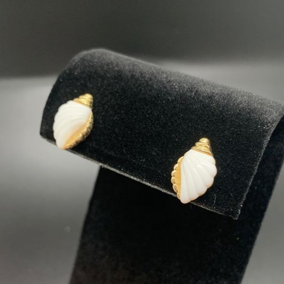 Avon Vintage 1985 Sea Swirls Gold Tone White Acrylic Shell Pierced Stud Earrings - Picture 2 of 3
